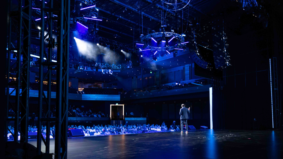 speaker_alone_on_mainstage
