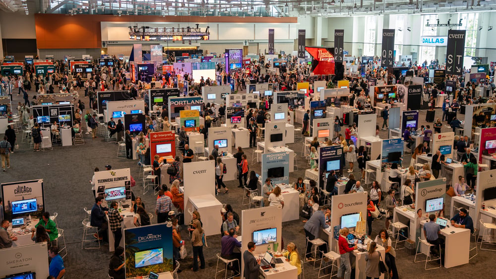 image of guests at a trade show hosted my Clarity Experiences