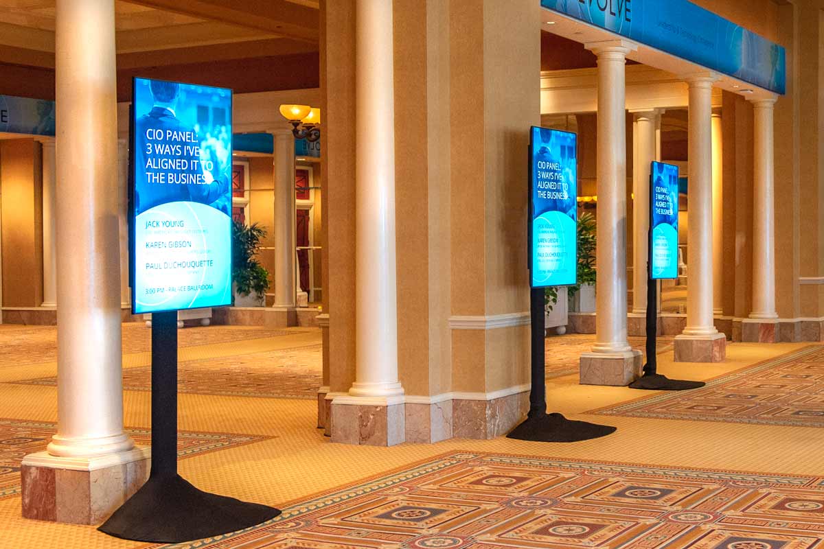 Digital-signage-3-monitors-controlled-at-once